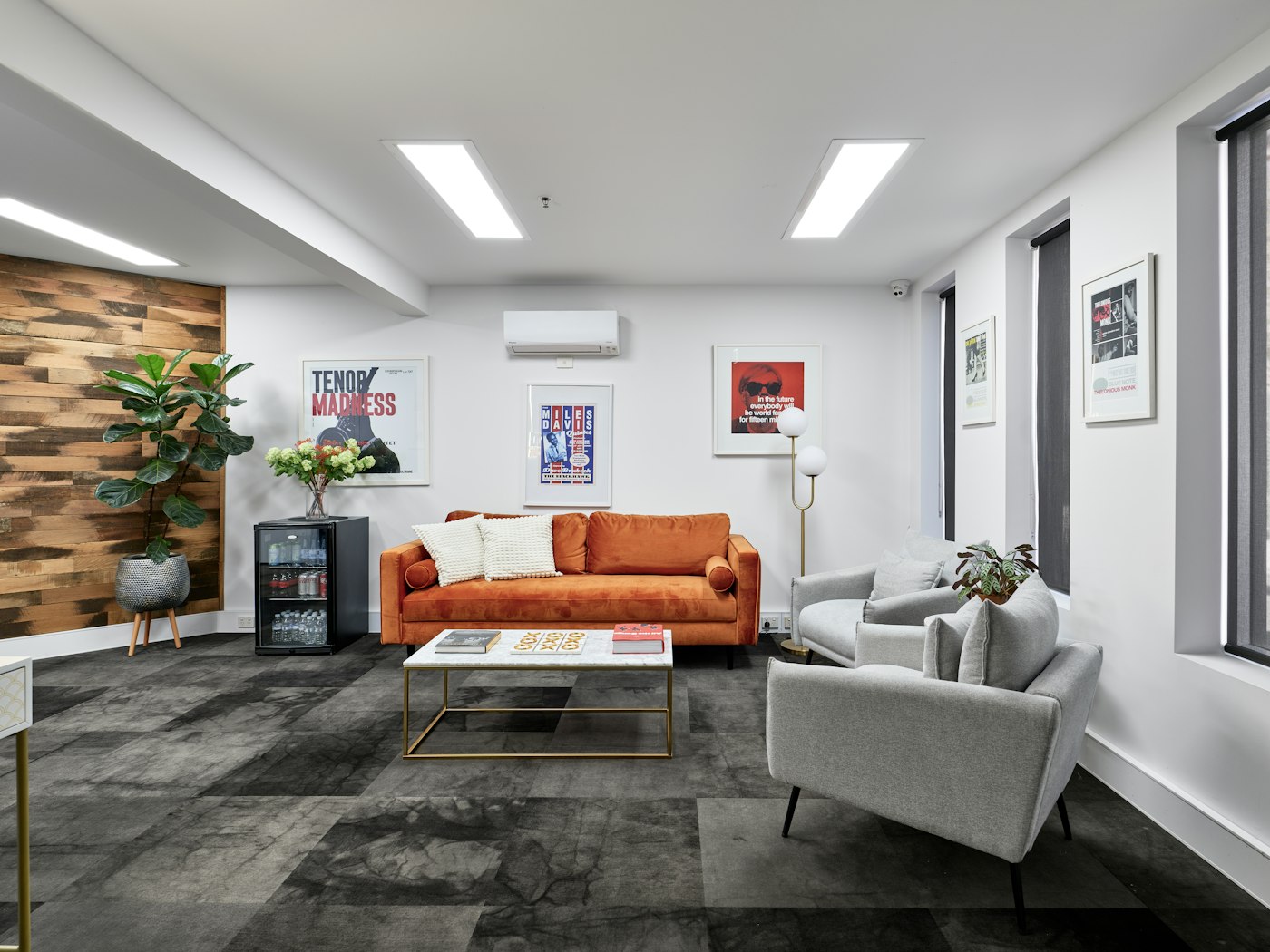 Salle d'attente moderne — Numerimag remplace les magazines papier par un QR code